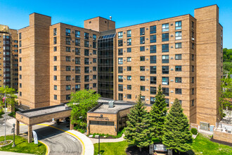 55+ The Wellington of Saint Paul in St. Paul, MN - Foto de edificio - Building Photo