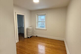 2405 Queen St E in Toronto, ON - Building Photo - Building Photo