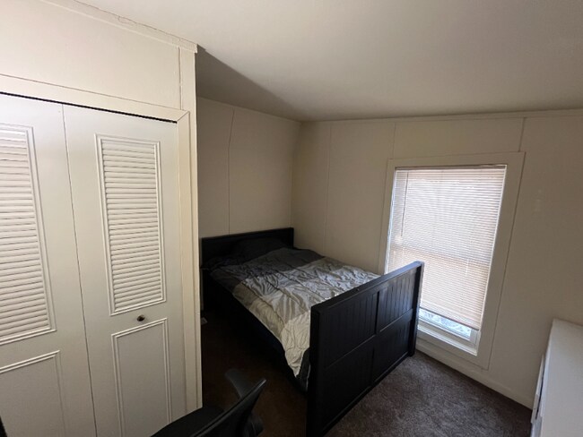 1040 N Pleasant St in Amherst, MA - Building Photo - Building Photo