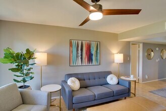 7910 E Thomas Rd in Scottsdale, AZ - Building Photo - Building Photo