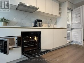 8 Wellesley St W in Toronto, ON - Building Photo - Building Photo