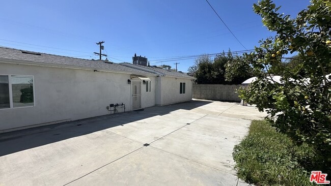 6209 Carpenter Ave in Los Angeles, CA - Building Photo - Building Photo