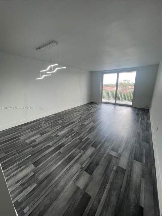 6930 Miami Gardens Dr in Hialeah, FL - Building Photo