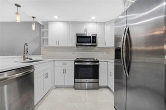 7100 NW 17th St in Plantation, FL - Foto de edificio - Building Photo