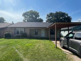 2314 1st St in Port Neches, TX - Building Photo