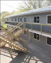 Englewood Plaza Apartments in Independence, MO - Building Photo - Building Photo