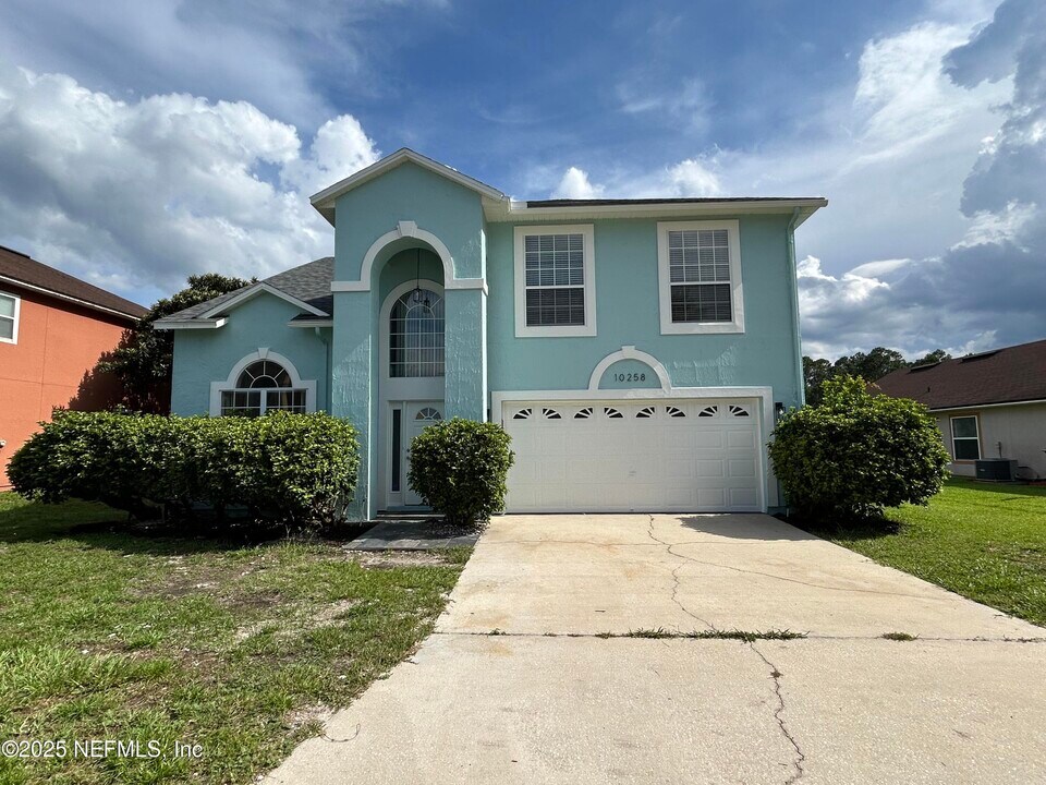 10258 Meadow Point Dr in Jacksonville, FL - Building Photo