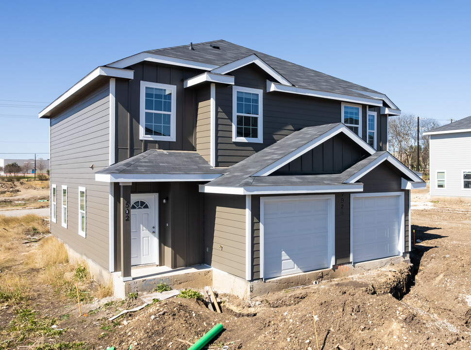 8639 Key Windy Way Rd in San Antonio, TX - Foto de edificio