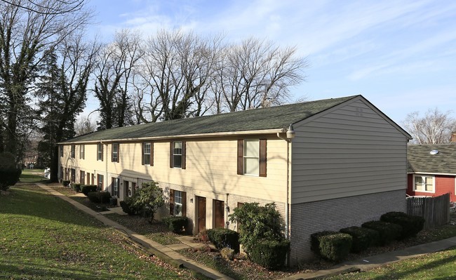 White Woods Apartments and Townhouses in Ashtabula, OH - Building Photo