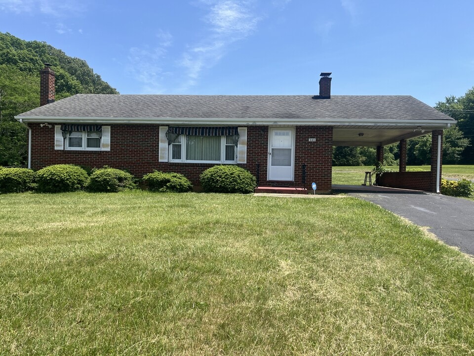 141 Daniels Pl in Madison Heights, VA - Building Photo