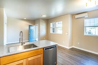 441 Talent Ave in Talent, OR - Building Photo - Interior Photo