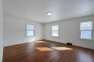 704 W 1st St in Waterloo, IA - Building Photo - Building Photo