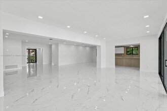 112 E 1st Ct in Miami Beach, FL - Foto de edificio - Building Photo
