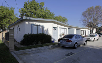 302-312 E 20th St in Costa Mesa, CA - Building Photo - Building Photo