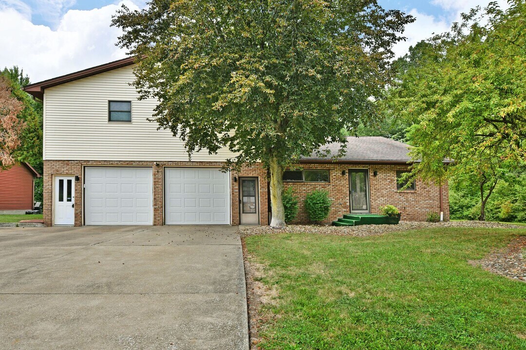 920-922-922 Cynthia Ct in Niles, OH - Building Photo