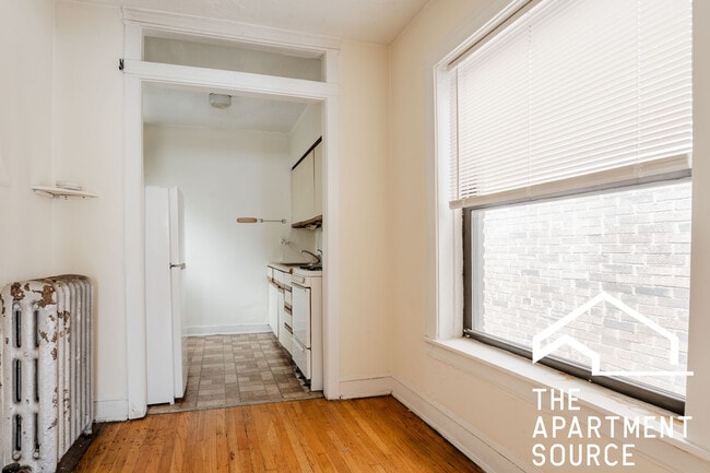 512 W Cornelia Ave in Chicago, IL - Building Photo - Building Photo