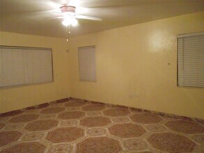 930 NE 160th St in North Miami Beach, FL - Building Photo - Building Photo