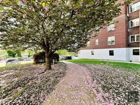 720 Pelham Rd in New Rochelle, NY - Building Photo