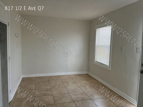 817 E Ave Q7 in Palmdale, CA - Building Photo - Building Photo