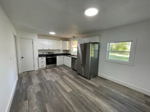 1704 Walnut Ave in Lawrenceburg, TN - Foto de edificio - Building Photo