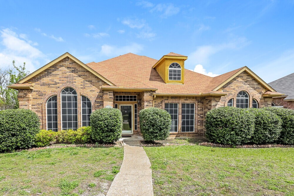 1145 Devonshire Dr in Desoto, TX - Building Photo