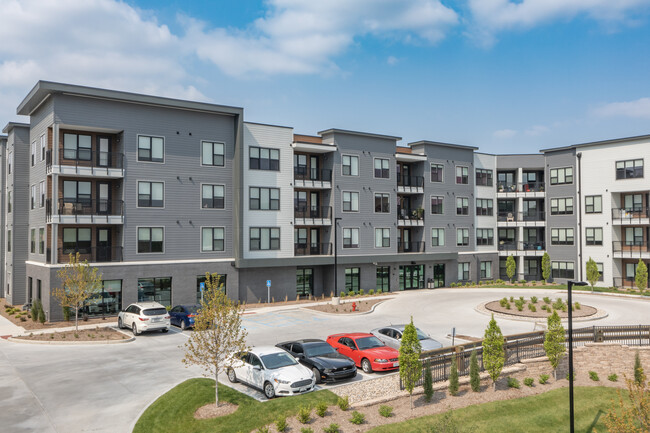 The Flats at Dorsett Ridge in Maryland Heights, MO - Building Photo - Building Photo