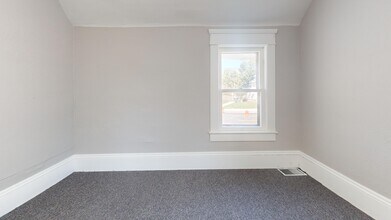 1072 Wooster Rd W in Barberton, OH - Foto de edificio - Building Photo