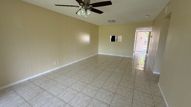 7911 Southgate Blvd in North Lauderdale, FL - Foto de edificio - Building Photo