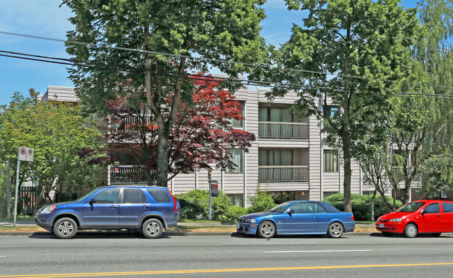 Broadhill Manor in Vancouver, BC - Building Photo - Primary Photo