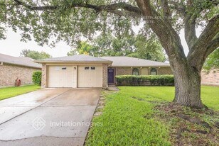 1819 Pilgrims Point Dr in Friendswood, TX - Building Photo