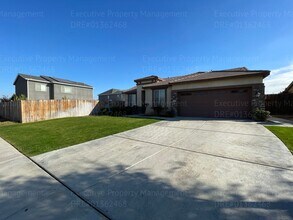 7004 Dravite Dr in Bakersfield, CA - Building Photo - Building Photo