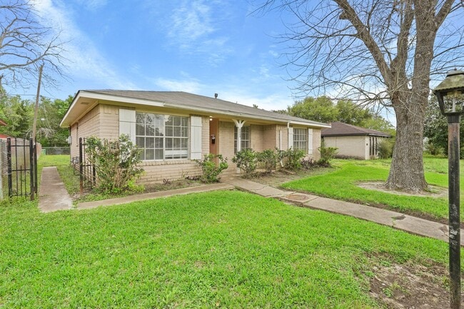 8835 Martin Luther King Blvd in Houston, TX - Building Photo - Building Photo