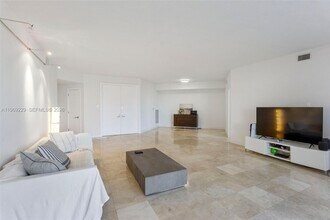 749 Crandon Blvd in Key Biscayne, FL - Building Photo - Building Photo