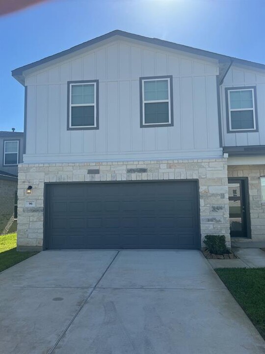 96 Ashe Juniper Wy in Magnolia, TX - Foto de edificio