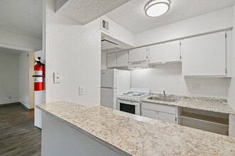 Lamar Landing Apartments in Beaumont, TX - Foto de edificio - Building Photo