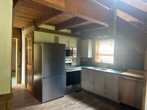 1063 Marina St in Syracuse, OH - Foto de edificio - Building Photo