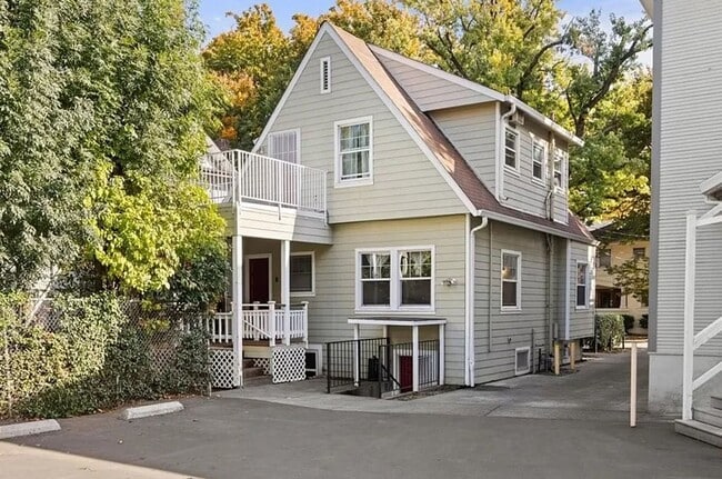 414 W 4th St in Chico, CA - Building Photo - Building Photo