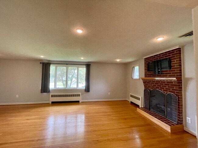 21 Lindy Ln in West Hartford, CT - Building Photo - Building Photo
