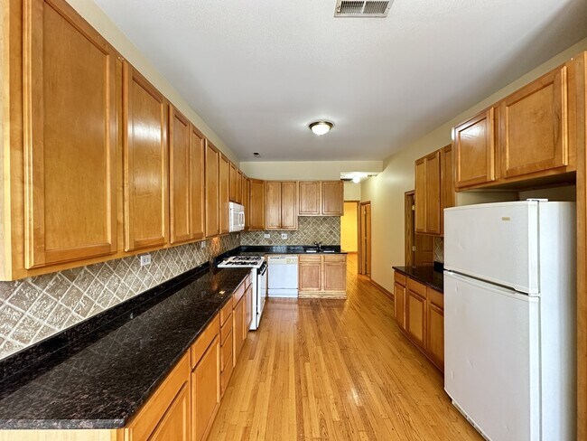 2136 W Chicago Ave in Chicago, IL - Building Photo - Building Photo