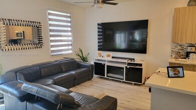 10455 NW 82nd St in Doral, FL - Foto de edificio - Building Photo