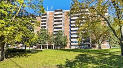 25 Duncanwoods Dr in Toronto, ON - Building Photo - Building Photo