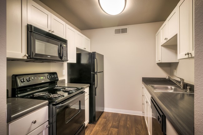 Ravello Apartments in Sacramento, CA - Building Photo - Building Photo