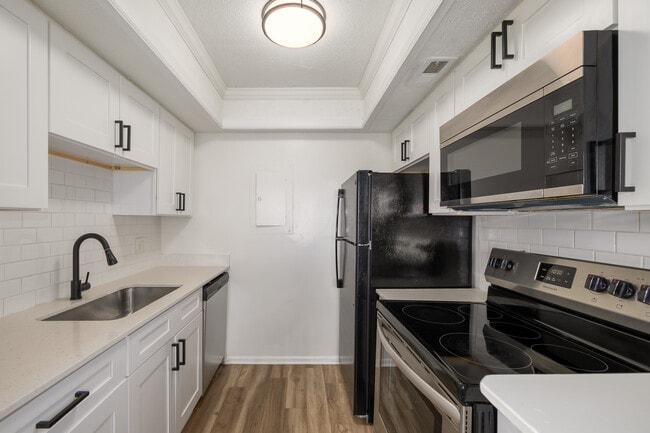 Palmetto Square in Charleston, SC - Building Photo - Interior Photo