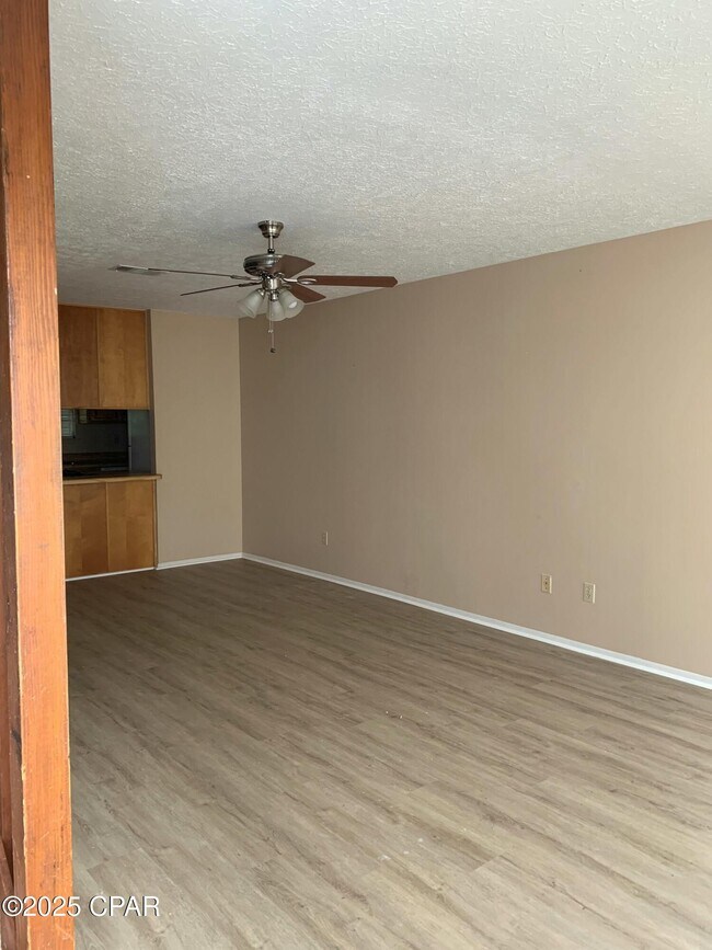 2428 Johnson Dr in Lynn Haven, FL - Foto de edificio - Building Photo