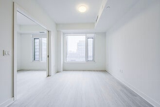 11 Yorkville Avenue in Toronto, ON - Building Photo - Building Photo
