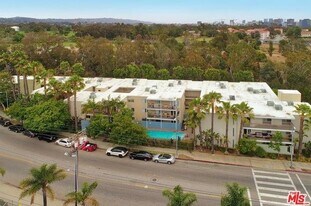 330 S Barrington Ave, Unit Apt 210 in Los Angeles, CA - Building Photo