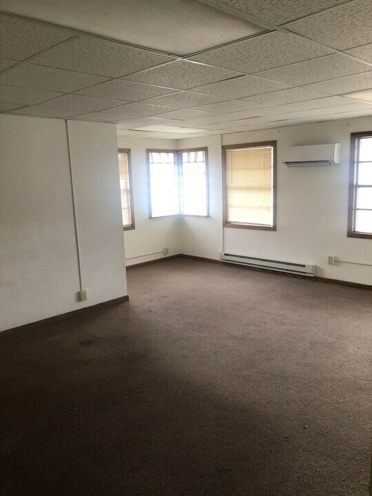 930 W 3rd St in Waterloo, IA - Building Photo