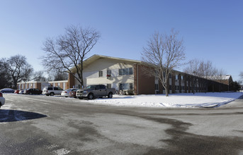 Lyn Villa Apartments in Bloomington, MN - Building Photo - Building Photo