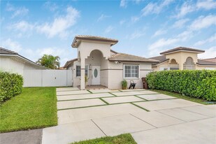 7117 W 30th Ln in Hialeah, FL - Building Photo