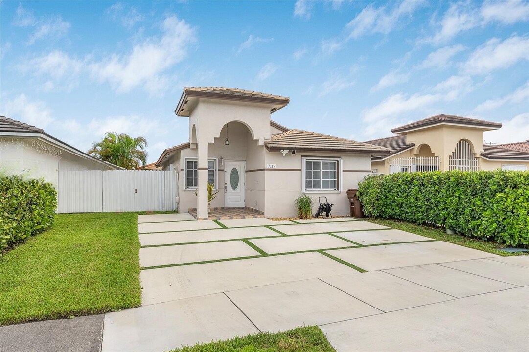 7117 W 30th Ln in Hialeah, FL - Building Photo